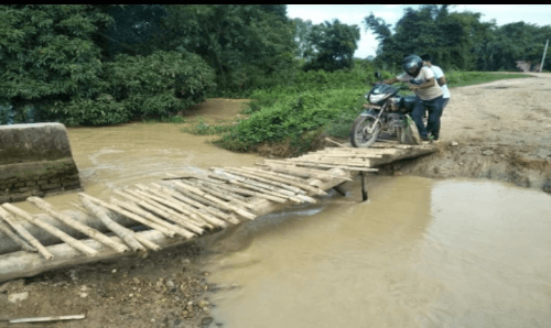 बाढीले सडक बगाएपछि जोखिमपूर्ण आवतजावत