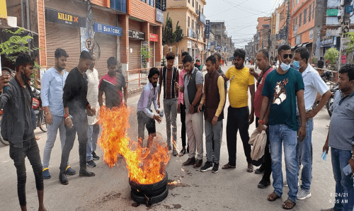 जनकपुरमा पेट्रोलियम मूल्यवृद्धिको विरोधमा युवासँघले टायर बाले