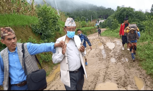 बाटो नबनाएको भन्दै गाउँपालिका अध्यक्षलाई जनताले कठालो समाते