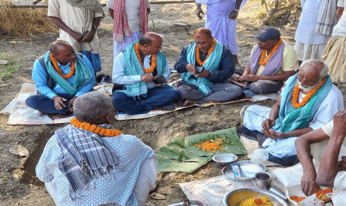 कबिर सन्तलाई झोपडीमा देखेपछि कमला नगरपालिकाका मेयर गोईतले मन्दिर बनाउँदै