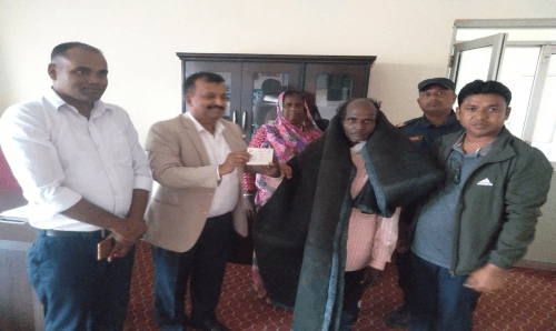 नागरिकताको साथै न्यानो कपडा पनि बाँडदै सिडिओ कणेल