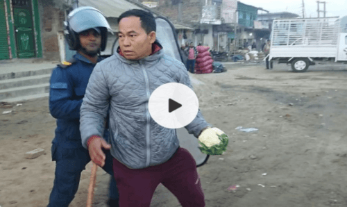 सिरहामा तरकारी बेच्ने किसानलाई प्रहरीले भगायो