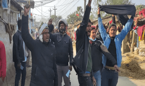 'उपेन्द्र चोर, मधेश छोर' भन्दै उपेन्द्र यादव र मन्त्री रेणु यादवलाई किसानहरुले देखाए कालो झण्डा