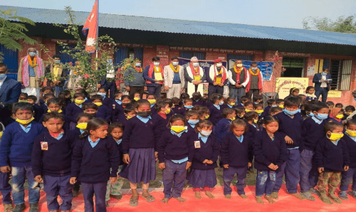 सर्लाहीको सरस्वती विद्यालयमा १२५ बालबालिकालाई न्यानो स्विटर