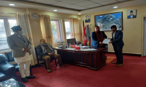 दिलिप महतोलाई शहिद घोषणा गर्न युथ एशोसिएशनले मन्त्रीलाई बुझायो ज्ञापन