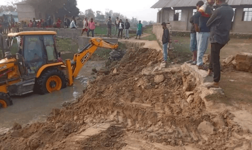 जनप्रतिनीधिले बाटो नबनाइदिएपछि जनमतका नेताले आफैँ बनाए सडक