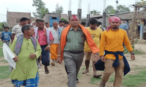 धनुषाधामका निवर्तमान मेयर घर घर पुगेर भोँट माग्दै, काँग्रेसको घरदैलो तीव्र