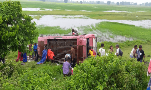 सप्तरीमा पल्टियो यात्रुवाहक बस, एक जनाको स्पोट डेथ, ११ घाईते
