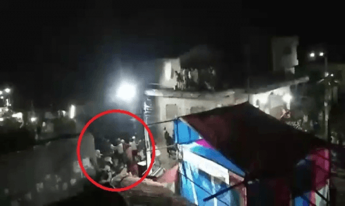 जनकपुरः ओरकेष्ट्रा बन्द गर्न गएका प्रहरी र गाउँलेबीच झडप, एक प्रहरी अस्पतालमा ,गाउँलेहरु भागे