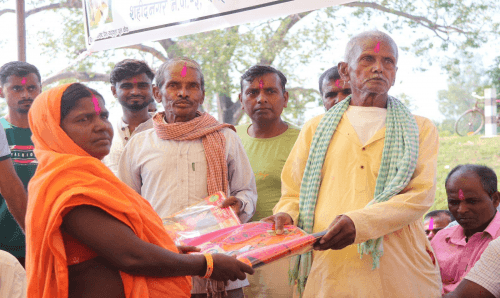 छठ पर्व मनाउन समाजसेवी साहद्धारा पाँच गाउँको छठ व्रतालु महिलालाई साडी
