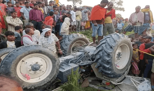 छठको केरा बोकेको ट्रयाक्टर दुर्घटना, दुई जनाको मृत्यू