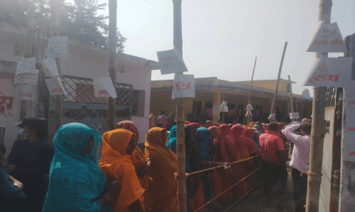 धनुषामा मतदान अधिकृत नै सूर्य छापमा भोँट खसाल्न दबाब दिएको भन्दै बुथमै हल्ला
