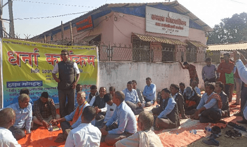 कमला नगरपालिकामा शिक्षकहरु आजदेखि धर्नामा, मेयर र वडाध्यक्षहरुलाई छैन मतलब