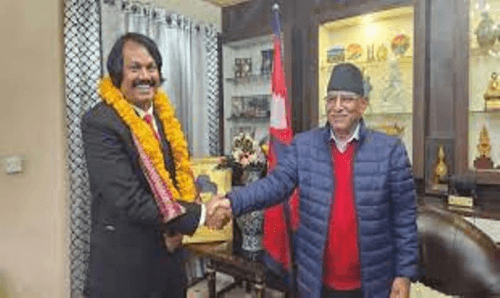 डा. सिके राउतसँग प्रधानमन्त्री प्रचण्डले मागे भोलीसम्मको समय
