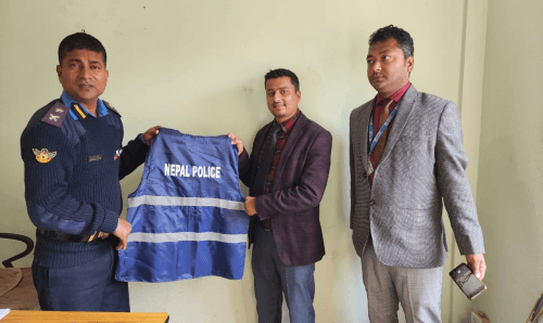 एनएमबी बैँक जनकपुरद्धारा जिल्ला प्रहरीलाई १०० थान फ्लोरोसेन्ट ज्याकेट