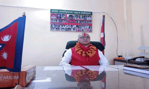 कृषि मन्त्री कुशवाहाले सम्हाले पदभार, झुण्डाए शहिद राम मनोहर यादवसहितको तस्विर