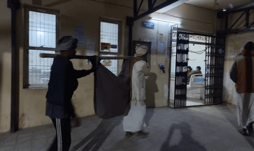 जनकपुर अस्पतालको भाइरल फोटोः अमिर्ती देवी छटपटाउँदै रिक्सा, एम्बुलेन्स, गाडीसँग गुहार मागिन, तर...