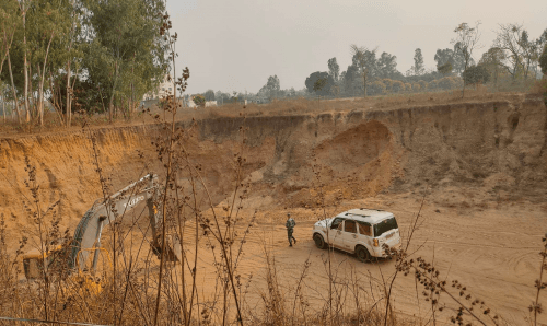 सिरहामा क्रसर माफियाको भागमभाग, पत्रकारको सवारीमा तोडफोड , तीन जेसिवी पक्राउ