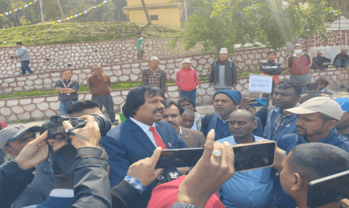 मिटरब्याज पीडितसँग उभे डा. सिके राउत