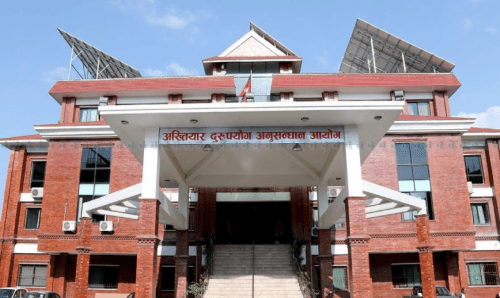 इन्जिनियरले घर नक्सा पासका लागि सेवाग्राहीसँग घुस माग गरिरहेको अवस्थामा घुस रकमसहित पक्राउ