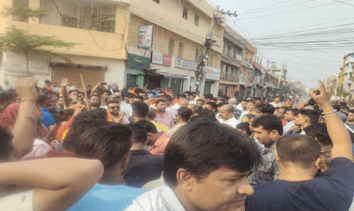 जनकपुरको भानुचोकमा पार्टी–पार्टीबीच लडाई