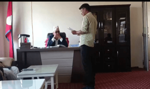 सिरहाः वडा कार्यालयको शिलालेखमा आफ्नो नाम नराखेको भन्दै जँगिए पूर्व वडाध्यक्ष