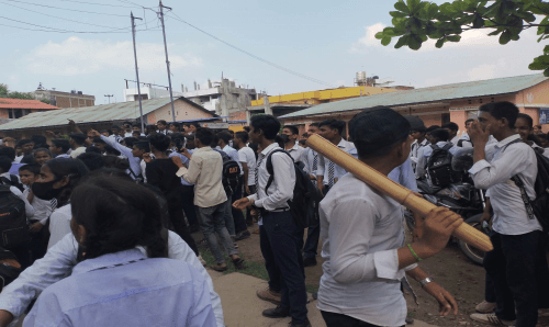 शिक्षकले छात्रामाथि दुरव्यवहार गरेको भन्दै जनकपुरको सँकटमोचन स्कूलमा तोडफोड, अवस्था तनावग्रस्त !