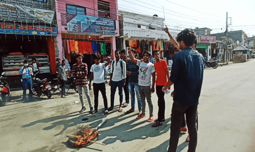 सँसारीमाई पूजामा अर्धनँगा नाच नचाएको भन्दै सिडिओ, एसपी र मेयरविरुद्ध युवाहरुको प्रदर्शन
