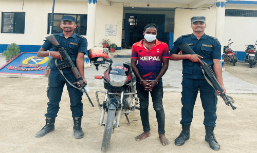 मोसा चोरी गरी भाग्दै गर्दा एक युवक पक्राउ