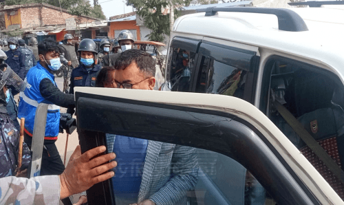 मेयर, उपमेयर र राष्ट्रियसभा सदस्य चढेको गाडी तोडफोड, मेयरको गालामा चोट !