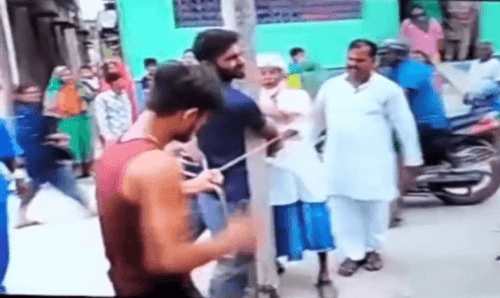 वडाध्यक्षकै अगाडी युवकमाथि अमानवीय व्यवहार, बिजुलीको पोलमा बाँधेर निर्घात कुटपिट