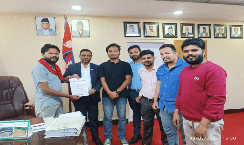 मधेशमा भइरहेको जथाभावी दोहन रोक्न मधेश आर्मीद्वारा मन्त्री महतोलाई ज्ञापनपत्र