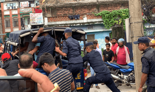 वीरगँजमा गृहमन्त्रीको कार्यक्रम स्थल घेराउ, आधा दर्जन हिन्दुवादी युवक पक्राउ