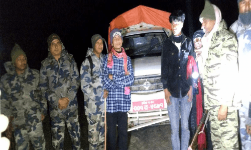 ठुलो परिमाणको अवैद्य काठसहित सशस्त्र प्रहरीले समाते तस्कर