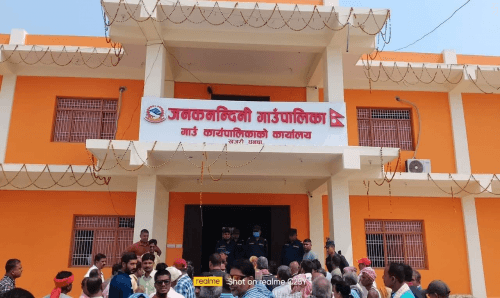 जनकनन्दिनी गाउँपालिका ८ दलिय सँघर्ष समितिले लगाए ताला, अध्यक्ष भन्छन- 'जबरदस्तीको सीमा छैन'