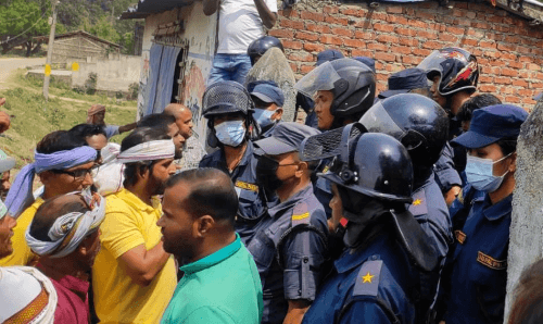 शहिदनगरमा प्रदर्शनकारी र प्रहरीबीच झडप, आश्रुग्यास प्रहार, दुई प्रहरी घाईते