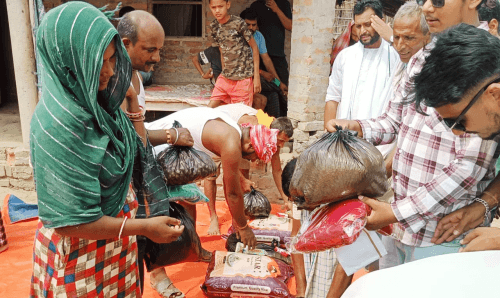 सिरहामा आगलगी पीडितलाई नेपाली काँग्रेसका नेताको राहत