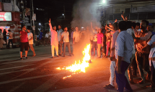 जनकपुरमा काँग्रेसीहरुले जलाए गृहमन्त्रीको पुतला