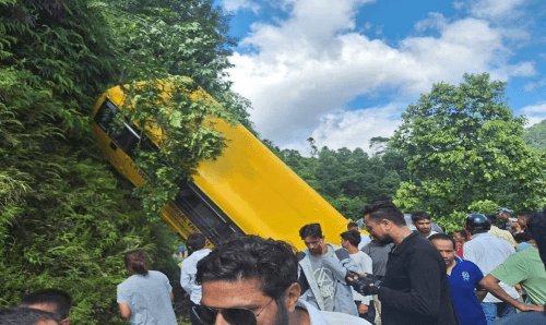 पोखरामा विद्यार्थी बोकेको बस दुर्घटना, उद्धार जारी !