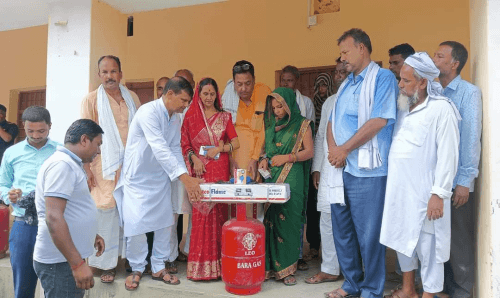 मेयर वकिलको धुवाँमुक्त पालिका अभियान ,जनतालाई ग्यास चुल्हो सिलिण्डर उपहार
