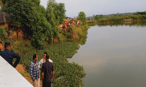 महोत्तरी आउँदै गरेको कार पोखरीमा डुब्यो, दुई बेपत्ता, एक बाँचे