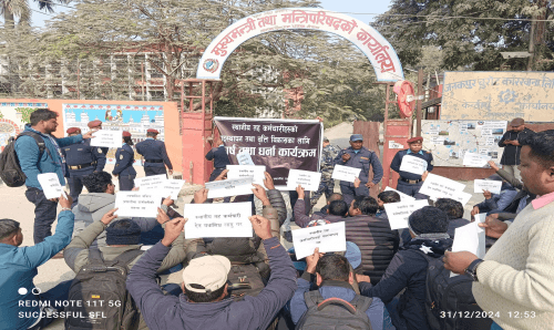 मुख्यमन्त्रीको कार्यालय अगाडी स्थानीय तहका कर्मचारीहरुको धर्ना, प्रहरीद्धारा धरपक्कड