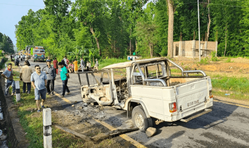 बर्दिवास जँगलको बस्ती हटाउने प्रयासपछि बर्दिबास तनावग्रस्त, प्रशासनको गाडी जलाइए, राजमार्ग अवरुद्ध