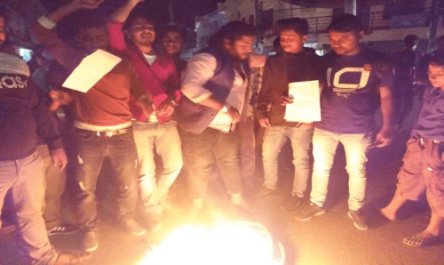 सर्वोच्चको आदेशविरुद्ध जनकपुरमा प्रदर्शन, अदालतको आदेशपत्र जलायो !