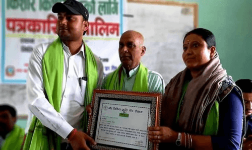 गरुडा नगरपालिकाका मेयर र उपमेयरलाई गौर मिडियाको सम्मान