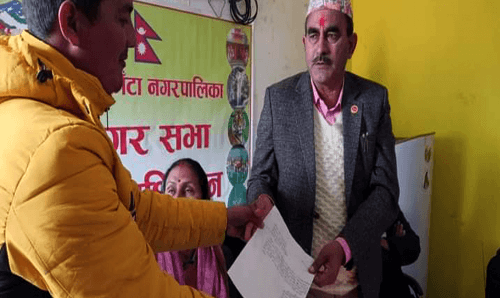 नगरसभा भईरहेकै बेला वडाध्यक्ष महराले दिए पदबाट राजीनामा
