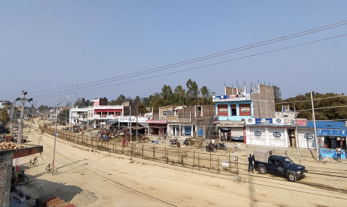कोरोना प्रभाव : सुनसान बजार, गस्तीमा प्रहरी
