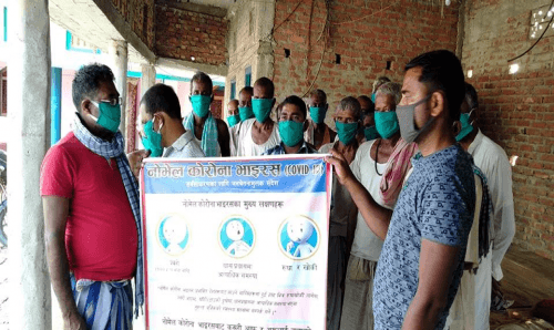 कोरोनाबाट जोगाउन वडावासीलाई वडाध्यक्षले बाँडे मास्क