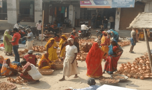 तिहार र छठ नजिकिएसँगै ग्रामिण बजारमा माटोको भाडावर्तन छ्यापछ्यापी