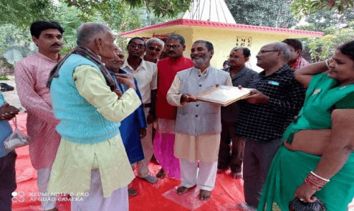 मन्दिर बनाउन जग्गा दिएको भन्दै समाजसेवी चौधरीलाई सम्मान